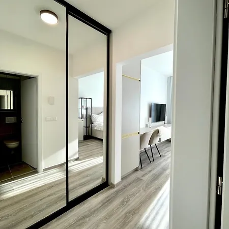 Brand New Minimalist Flat, Free Parking & Wifi *