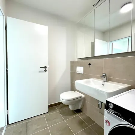 Brand New Minimalist Flat, Free Parking & Wifi Bratysława