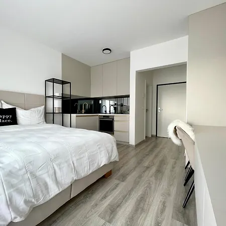 Brand New Minimalist Flat, Free Parking & Wifi Bratysława