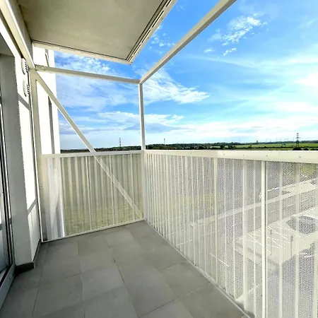 Brand New Minimalist Flat, Free Parking & Wifi * براتسيلافا